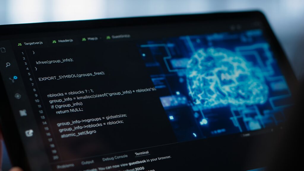 laptop przedstawiający projekt indywidualny aplikacji programowanie