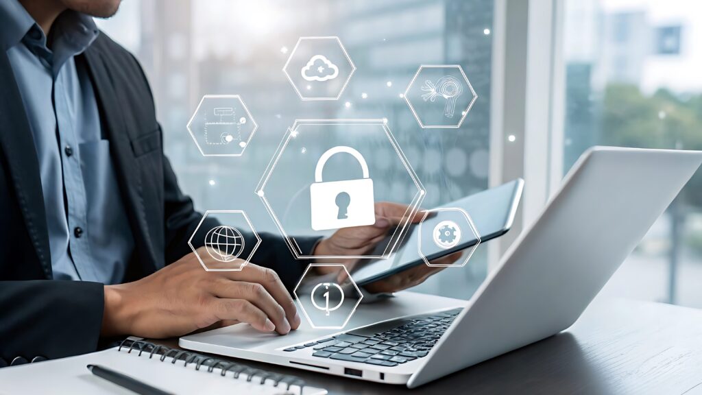 mężczyzna odbywający szkolenie z cyberbezpieczeńśtwa