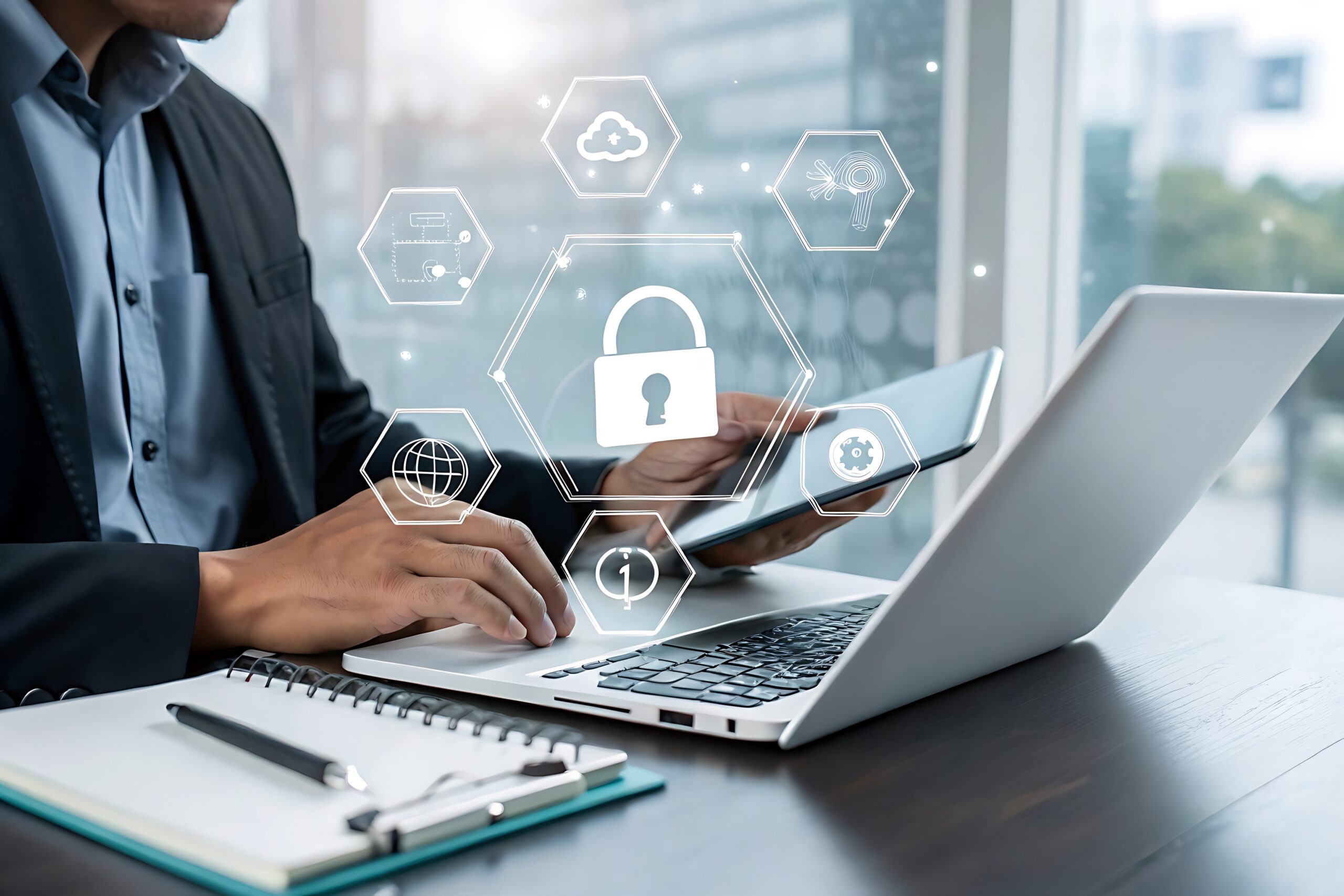 mężczyzna odbywający szkolenie z cyberbezpieczeństwa