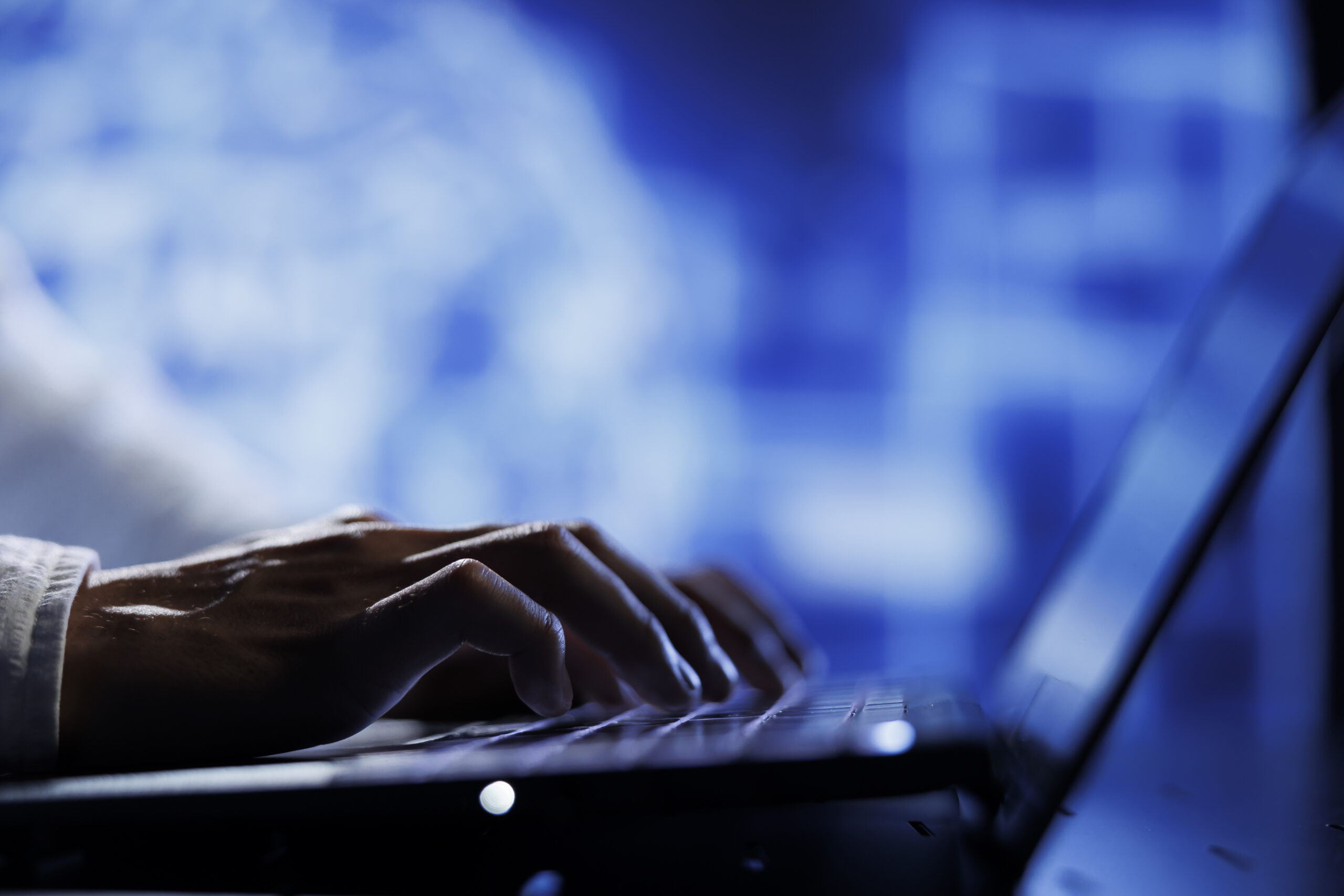 mężczyzna przeprowadzający testy penetracyjne na laptopie