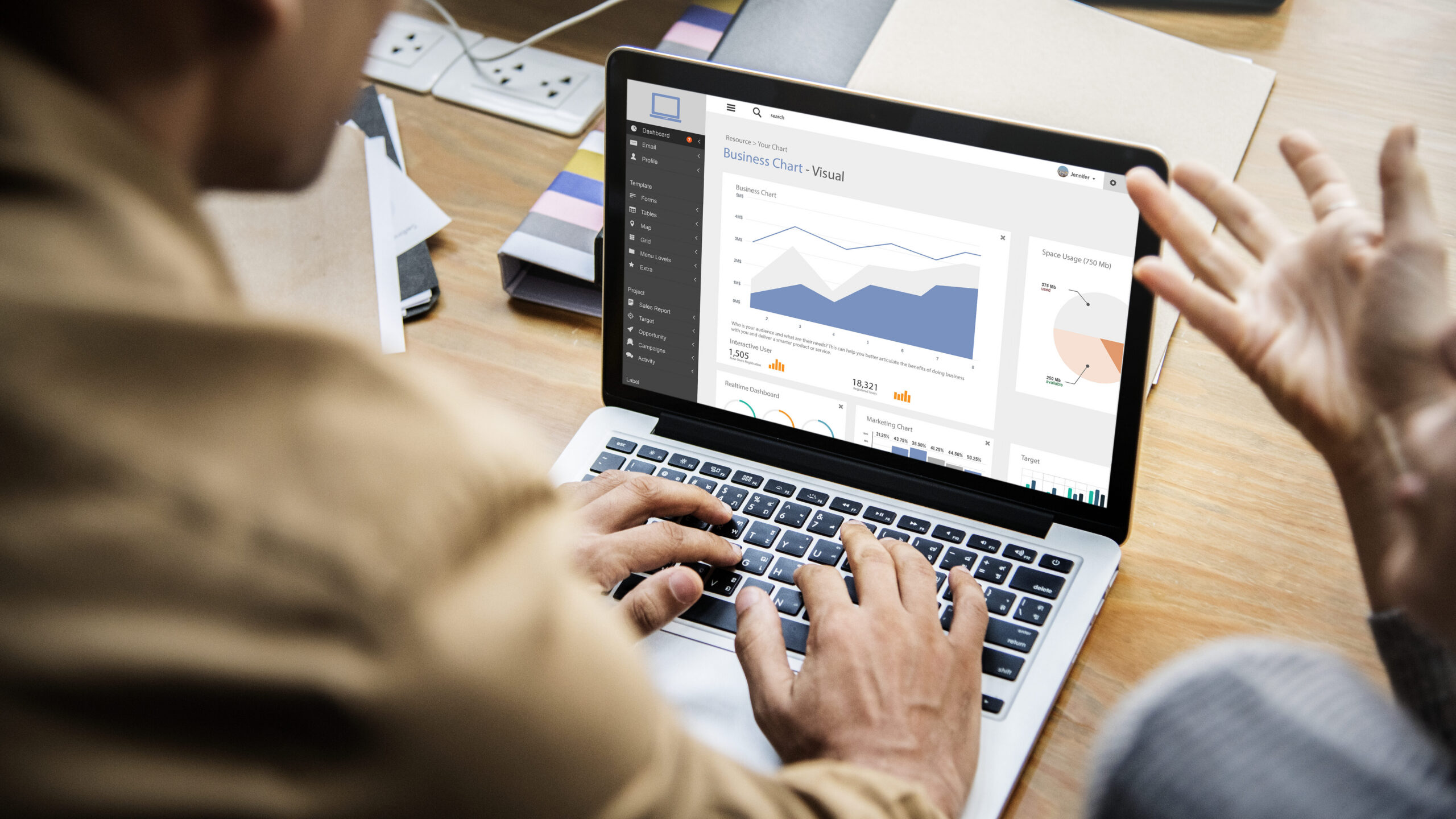 laptop przedstawiający system do zarządzania rozliczeniami i marketingiem